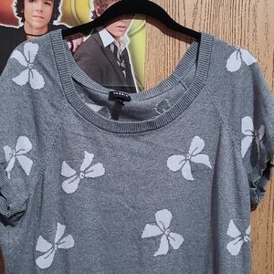 Gray shirt with bows